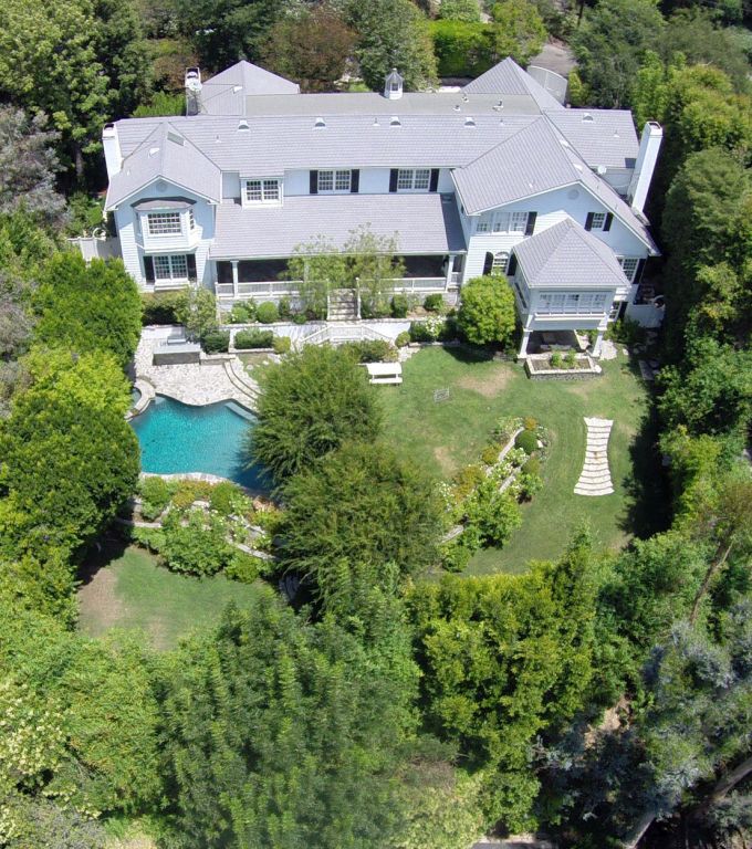 Nicole Kidman and Ashton Kutcher are new neighbors in Beverly Hills