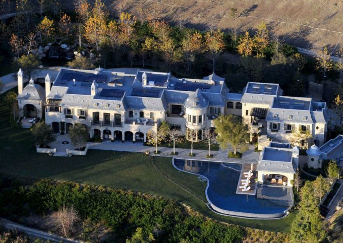 It's official: Tom Brady and Gisele Bundchen sell their Brentwood mansion to Dr. Dre for $40 million! LA